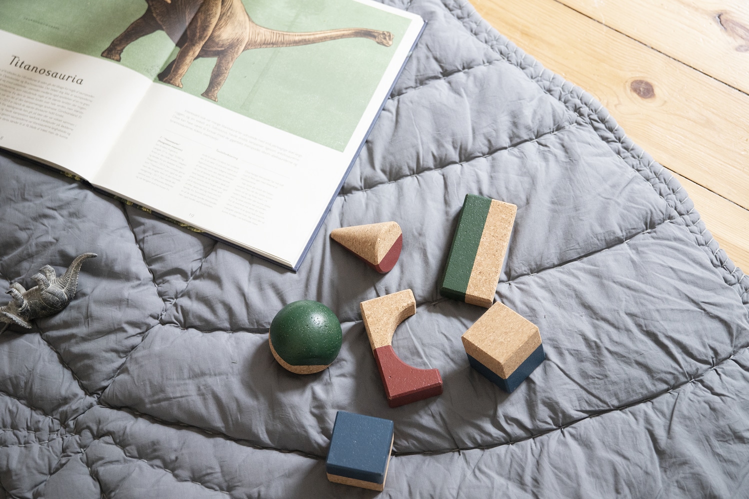 5003_6400_leaf_blanket_creative_cork_grey_an_02