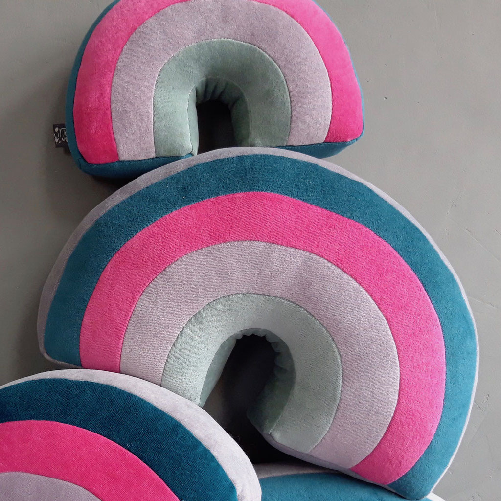 little_planet_regenbogenkissen_petrol_pink_lila_gross