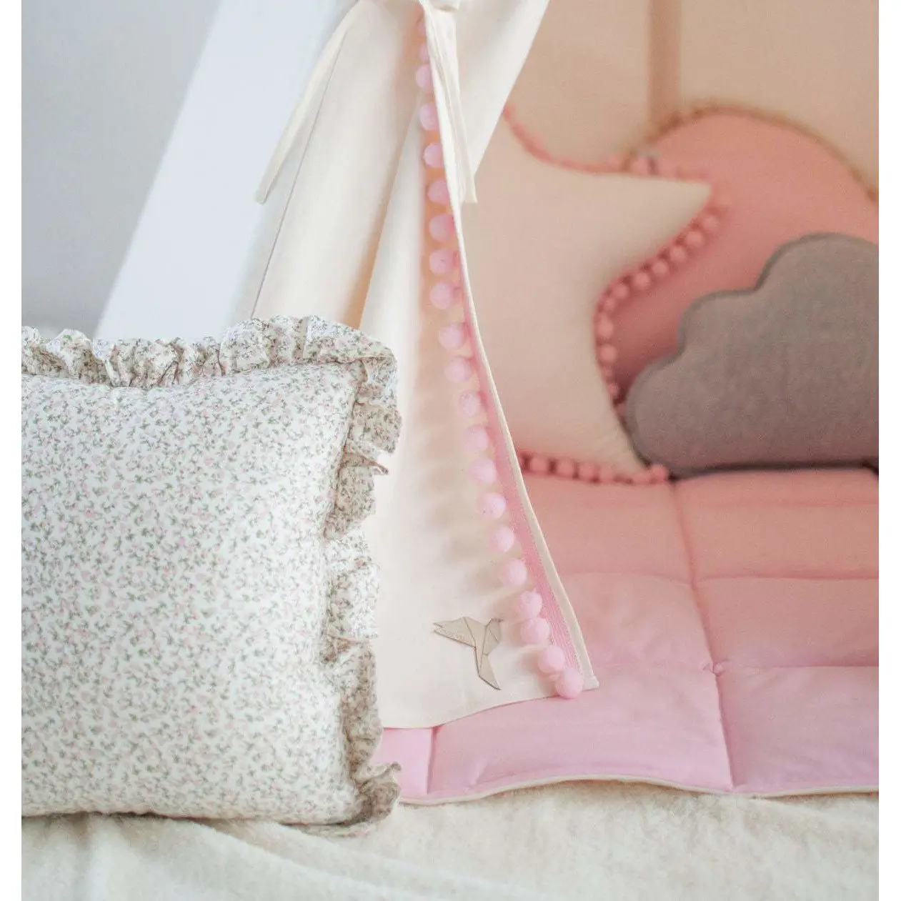 moi_mili_pompoms_pinkdetail