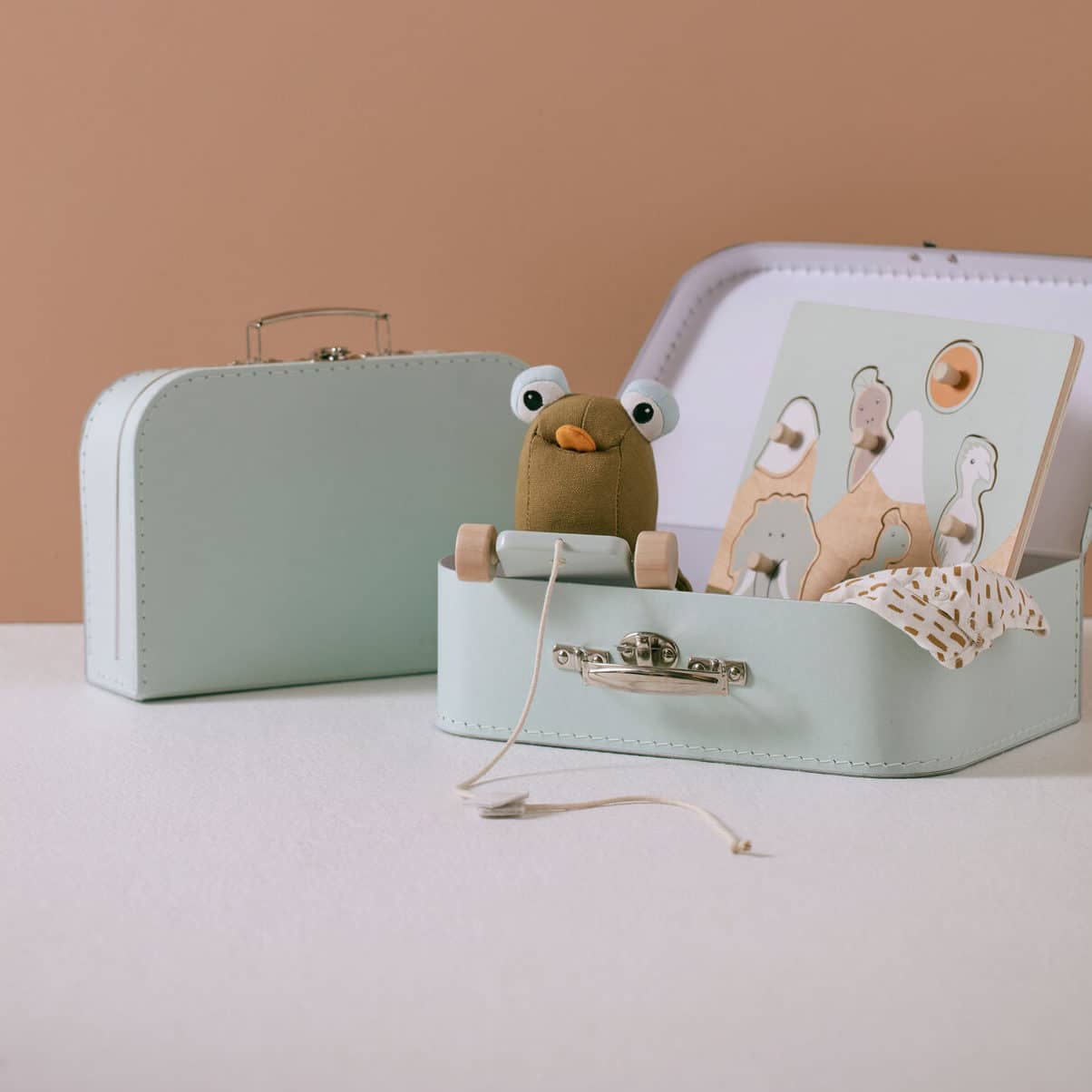 Kidsconcept_Koffer_1000507-Otto-the-mudskipper-1000494-Knob-Puzzle-Neo-1000550-Suitcase-blue-E_1