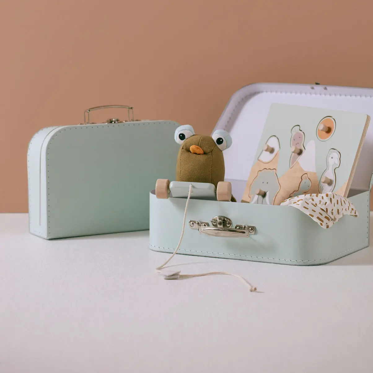 Kidsconcept_Koffer_1000507-Otto-the-mudskipper-1000494-Knob-Puzzle-Neo-1000550-Suitcase-blue-E_1