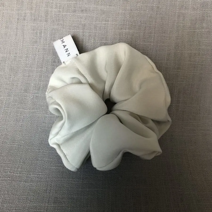 Scrunchie Satin-matt Eisgrau