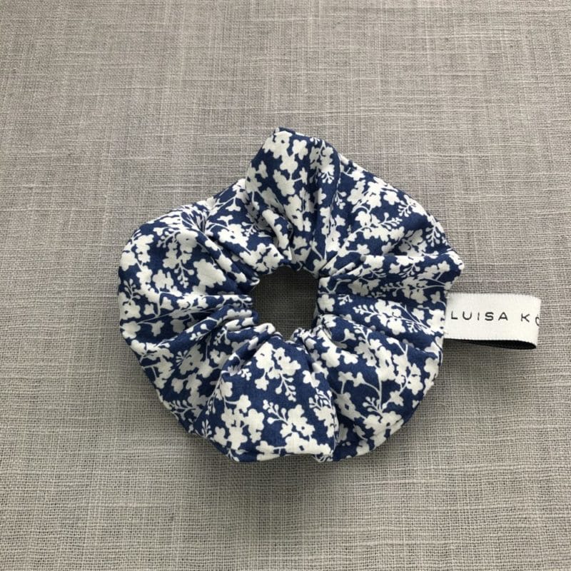 luisa_koenemann_Kinder_Scrunchie_Blue_Flowers
