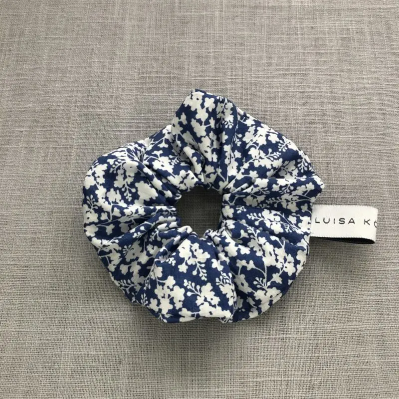 luisa_koenemann_Kinder_Scrunchie_Blue_Flowers