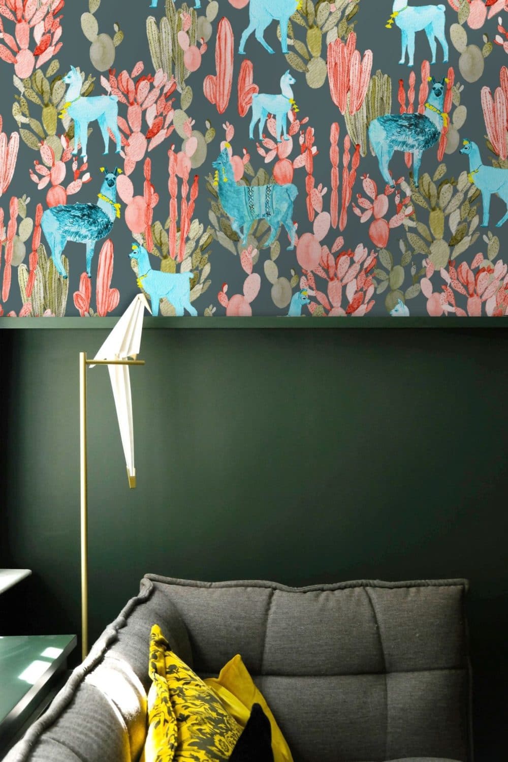 ALTIPLANO_Coral_Lamas_Dark_green_Wallpaper_Image_Situation_Kariokas