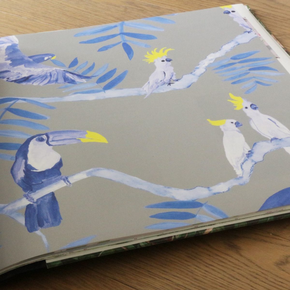 Tapete Pantanal, Blue & Yellow Toucans on Grey