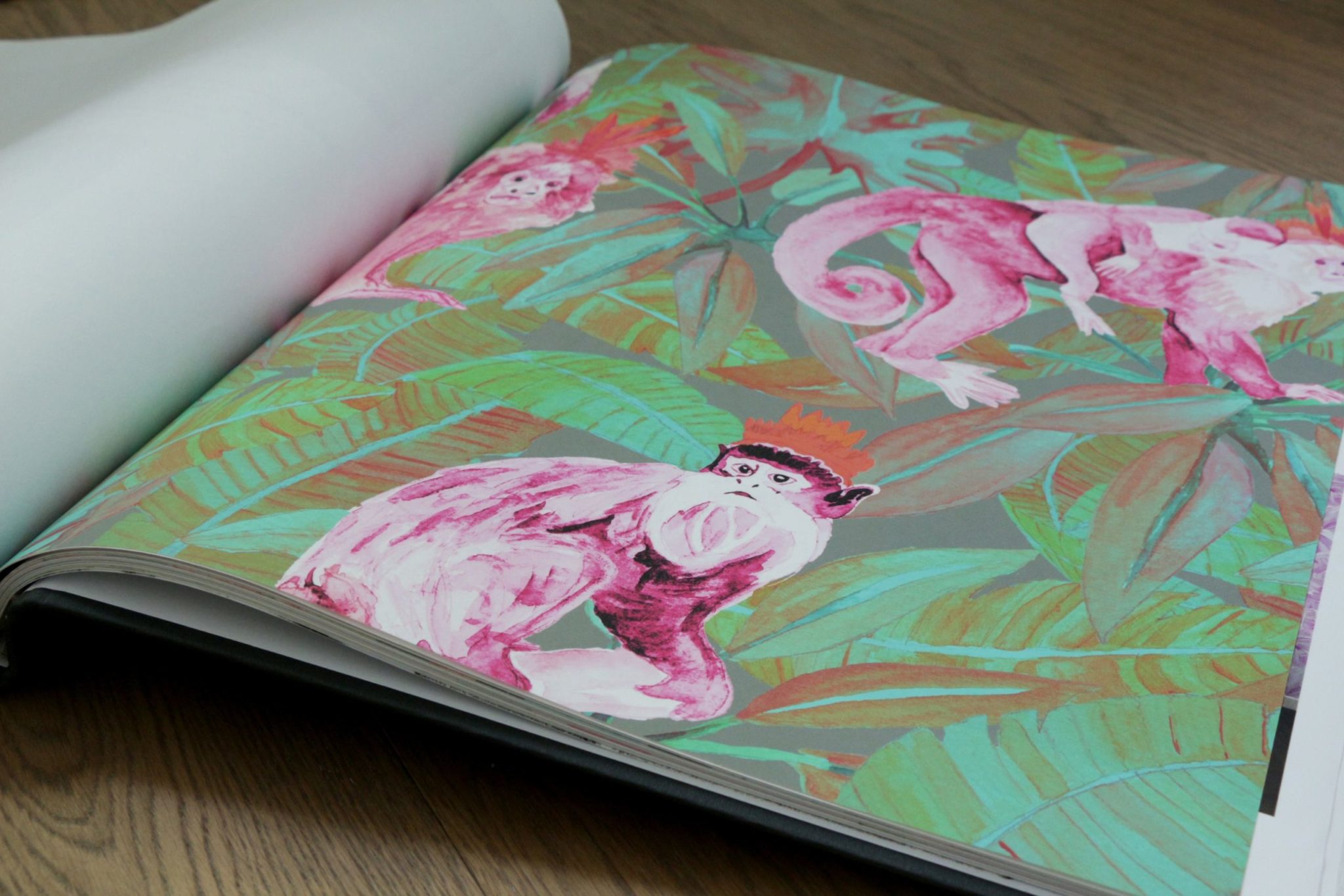Wallpaper_sample_pink_monkeys_Kariokas