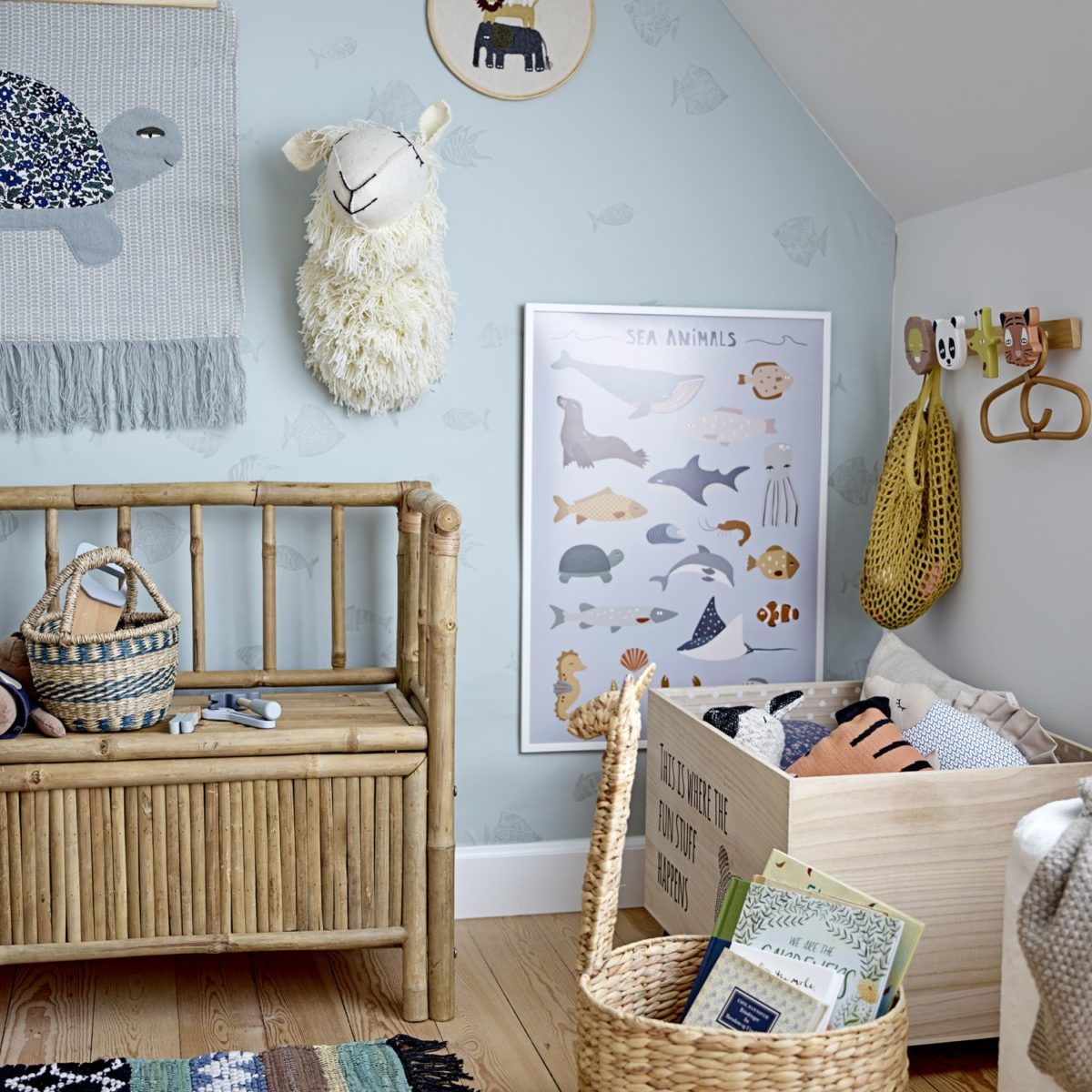 Kinderkleiderbügel aus Rattan