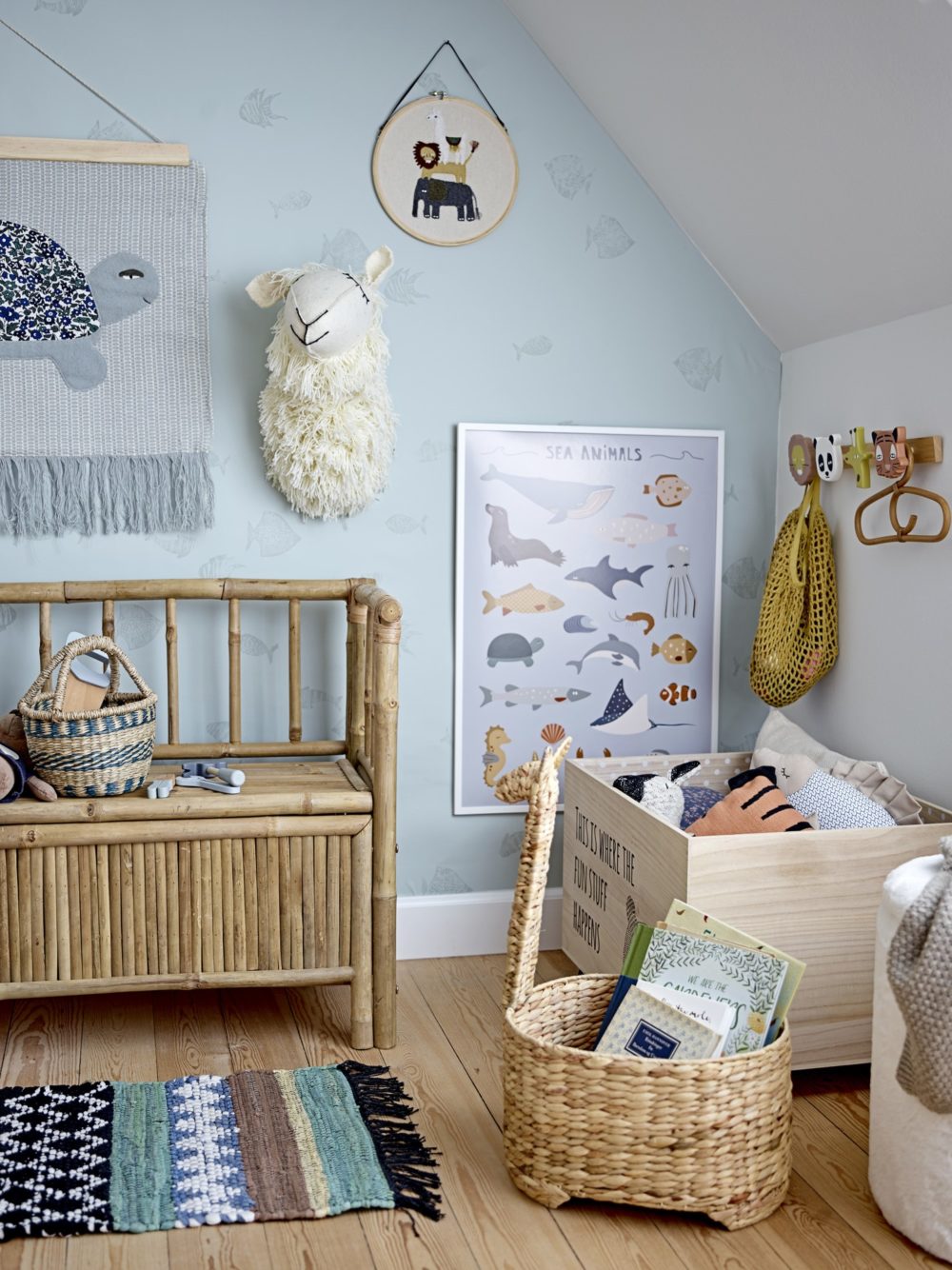Kinderkleiderbügel aus Rattan