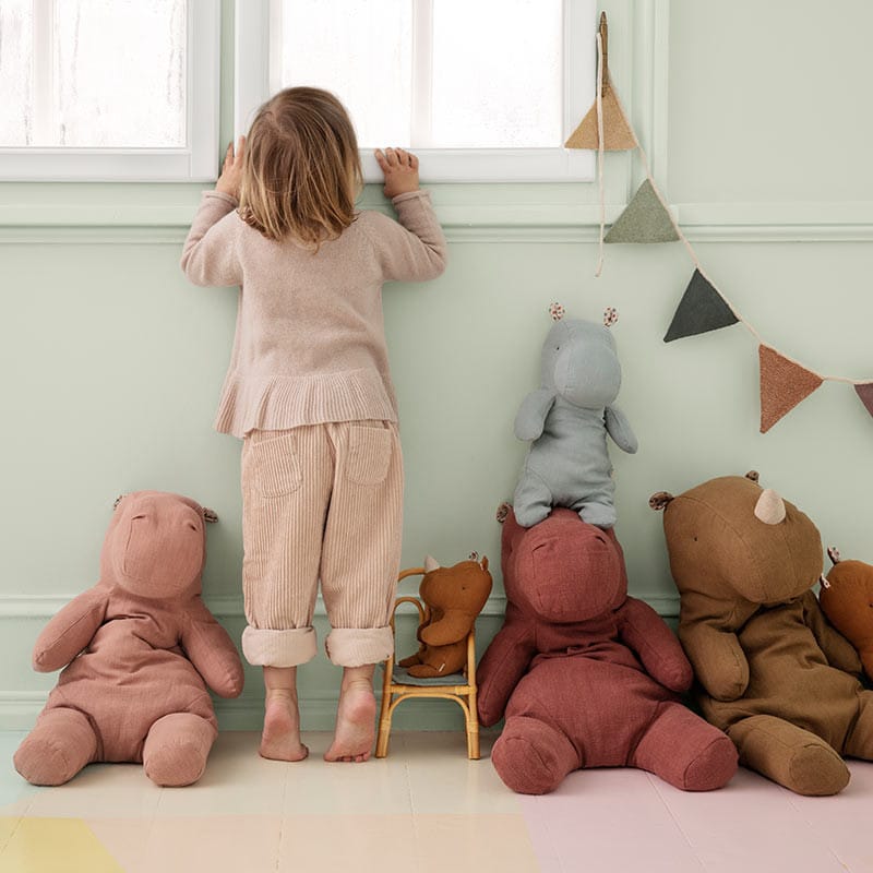 maileg-kuscheltier-safari-friends-hippo-rosa-54-cm-2