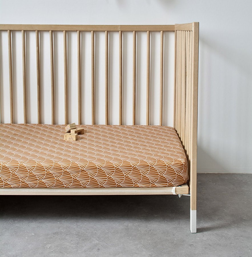 Seashells_cinnamon_crib