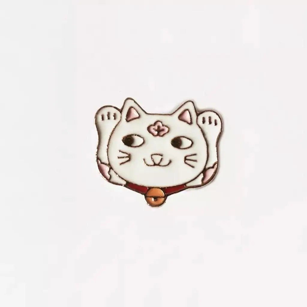 lucky-cat-emaille-pin-the-family-circle