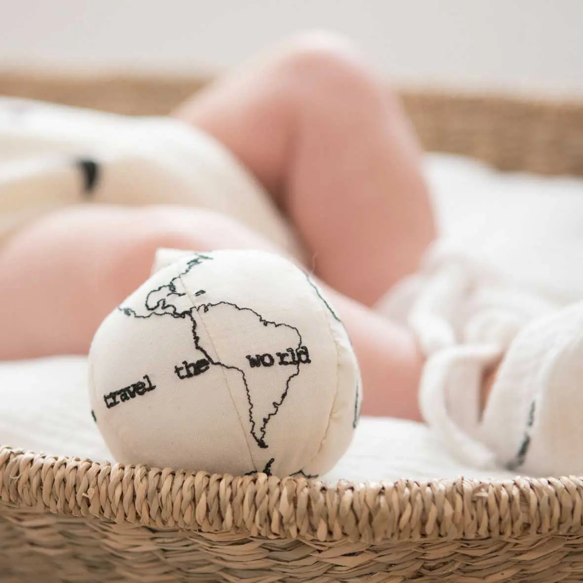 01_globe_rattle_b_Severina-Kids