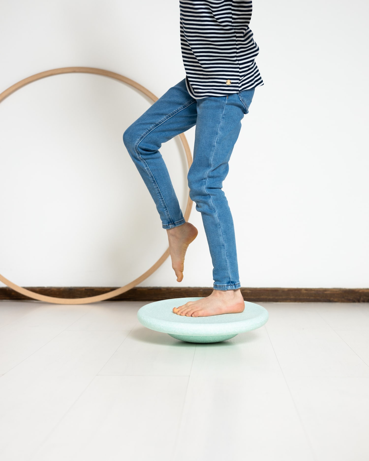 stapelstein-mint-balanceboard-8875-kind-balanciert-auf-nachhaltigem-balance-board-1