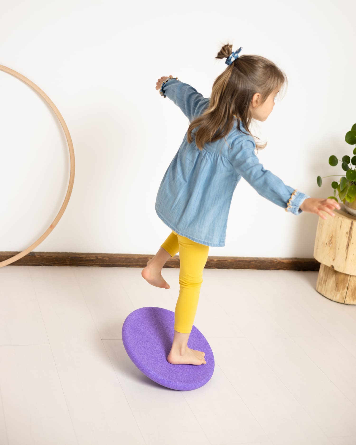 stapelstein-colors-balanceboard-violet-9066-kind-balanicert-auf-balance-board-violet