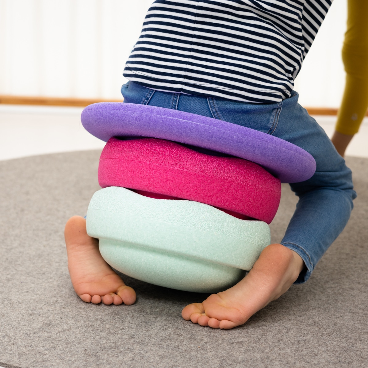 stapelstein-colors-balanceset-fresh-9450-kind-sitzt-auf-stapelsteinen