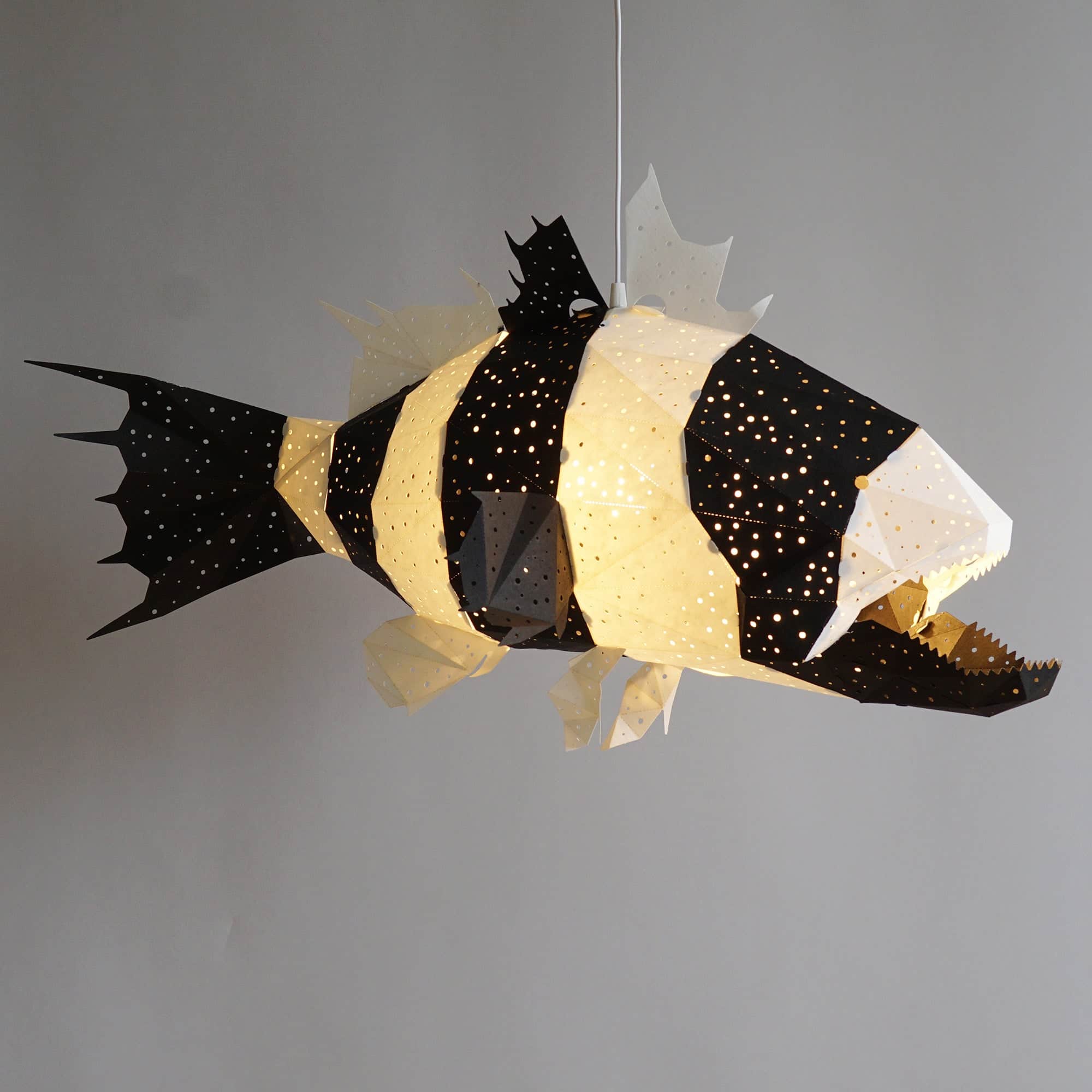 Lapu Lapu – Fisch-Pendelleuchte in Schwarz-Weiß