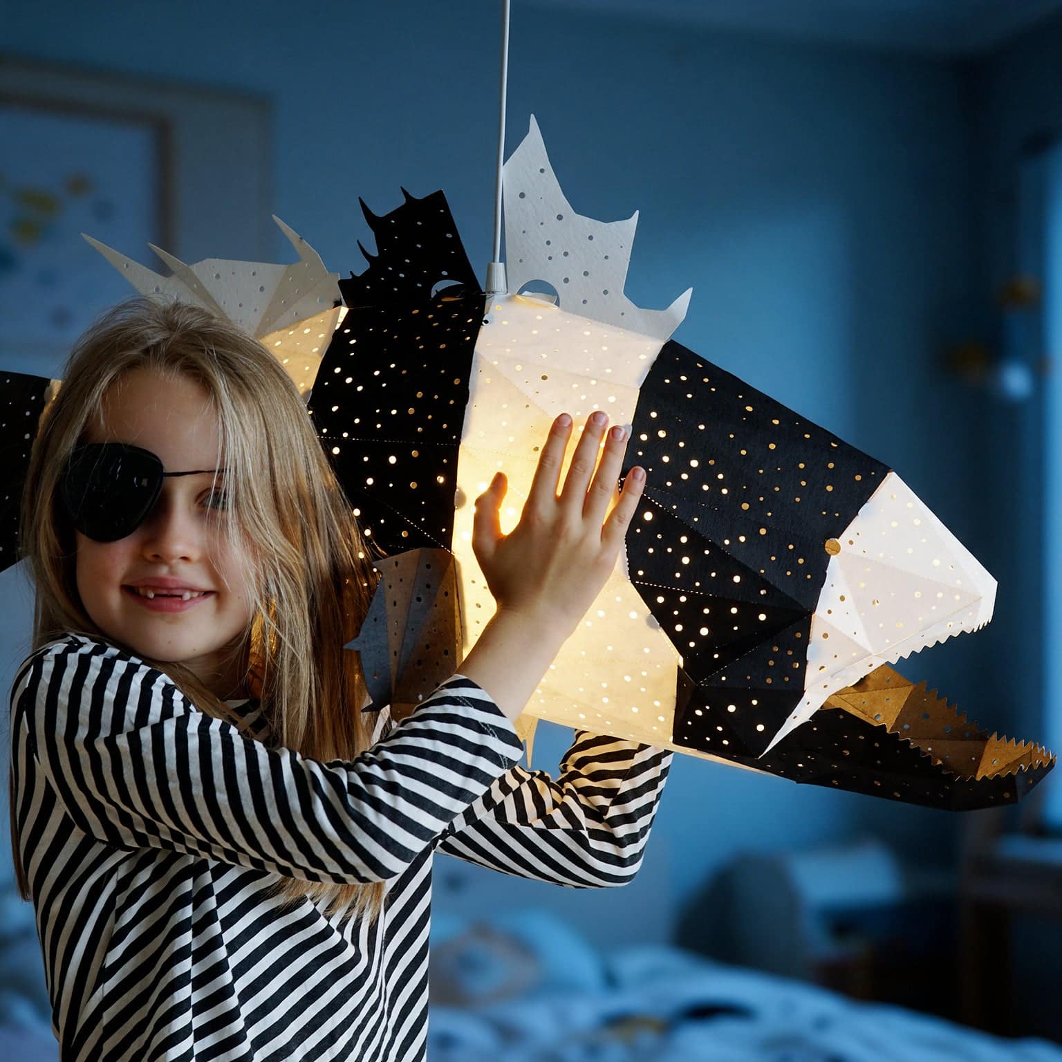 Lapu Lapu – Fisch-Pendelleuchte in Schwarz-Weiß – weitere Ansicht