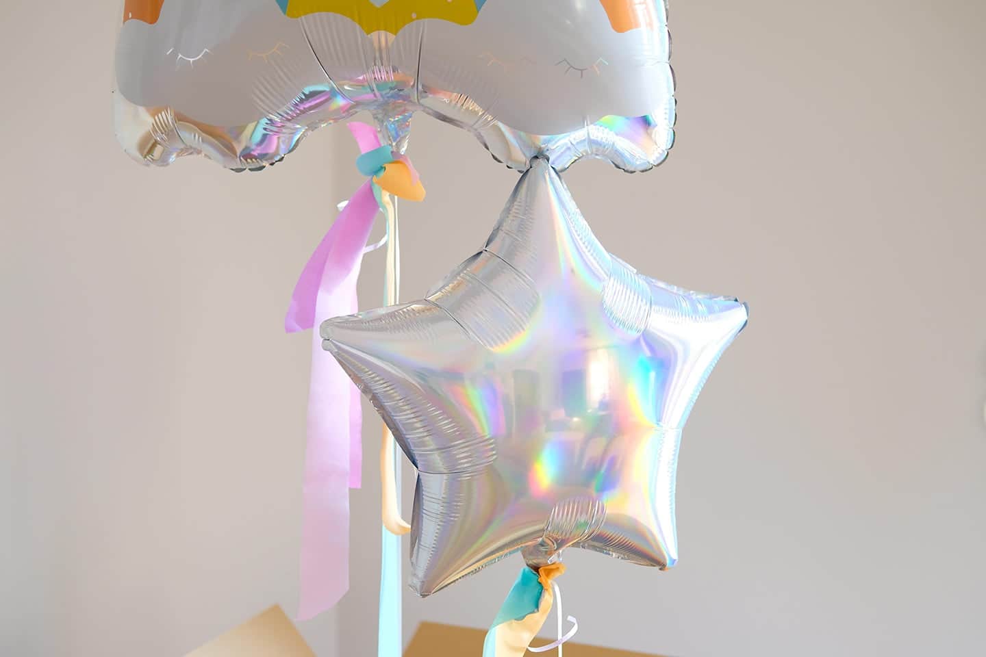 Regenbogen Ballongrüße, mit Helium befüllt