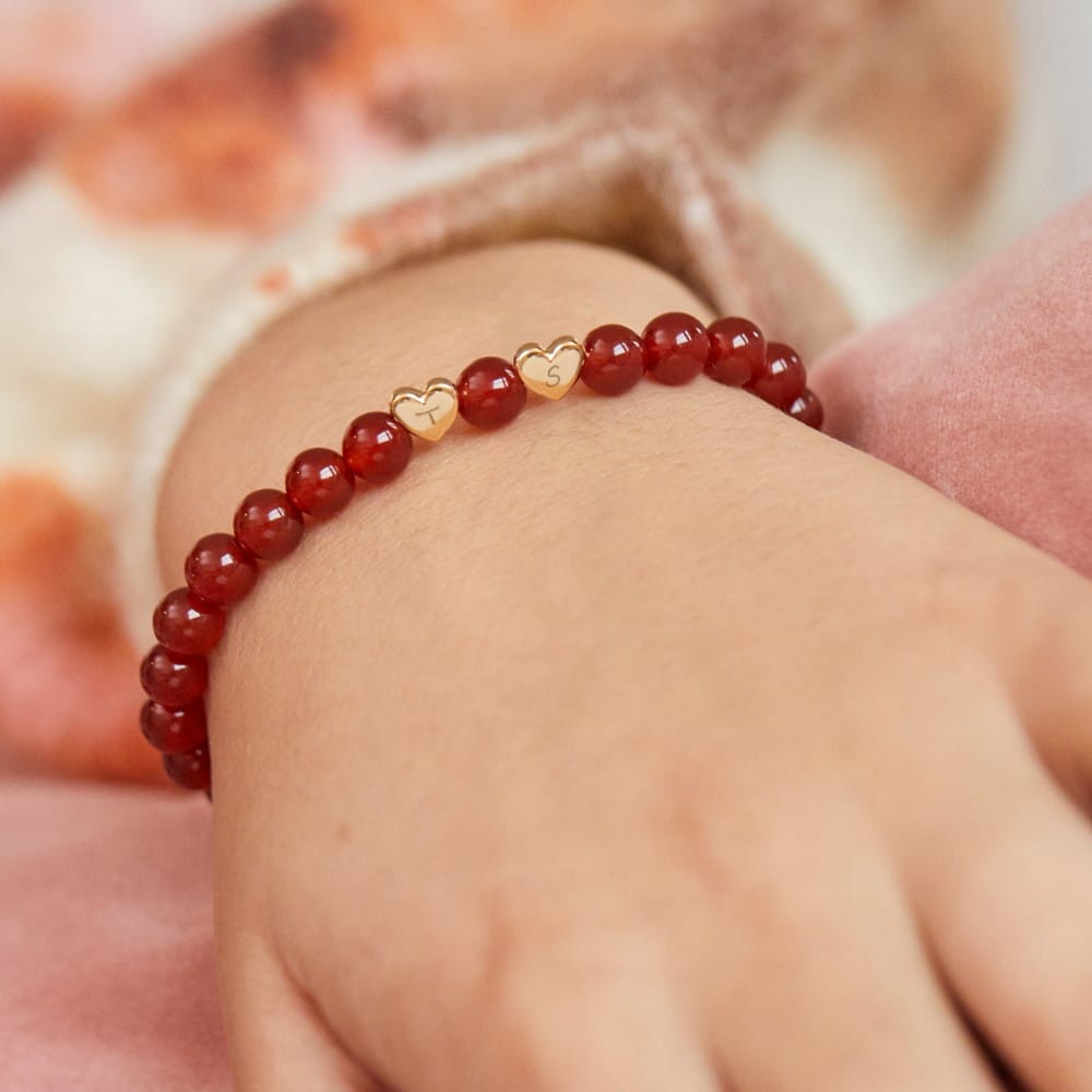 Personalisiertes Halbedelsteinarmband mit herzförmigen Beads in 18kt Vergoldung, Rot