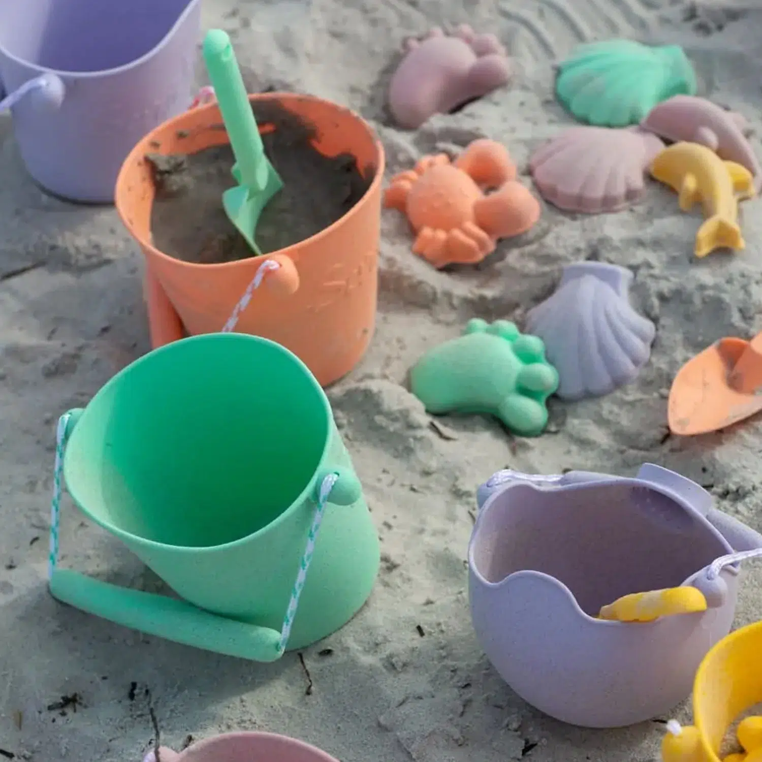 scrunch_eimer_silikon_faltbar_leicht_sandspielzeug_mint_hellgruen_2