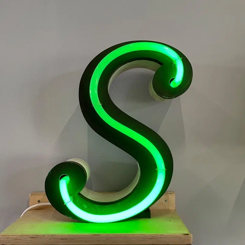 Neonbuchstabe S