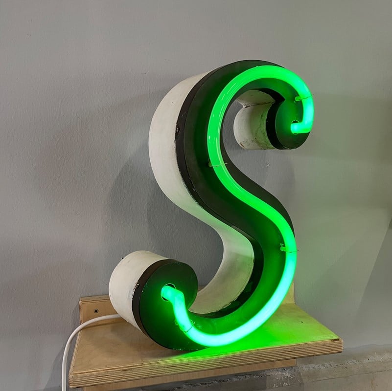 Neonbuchstabe S