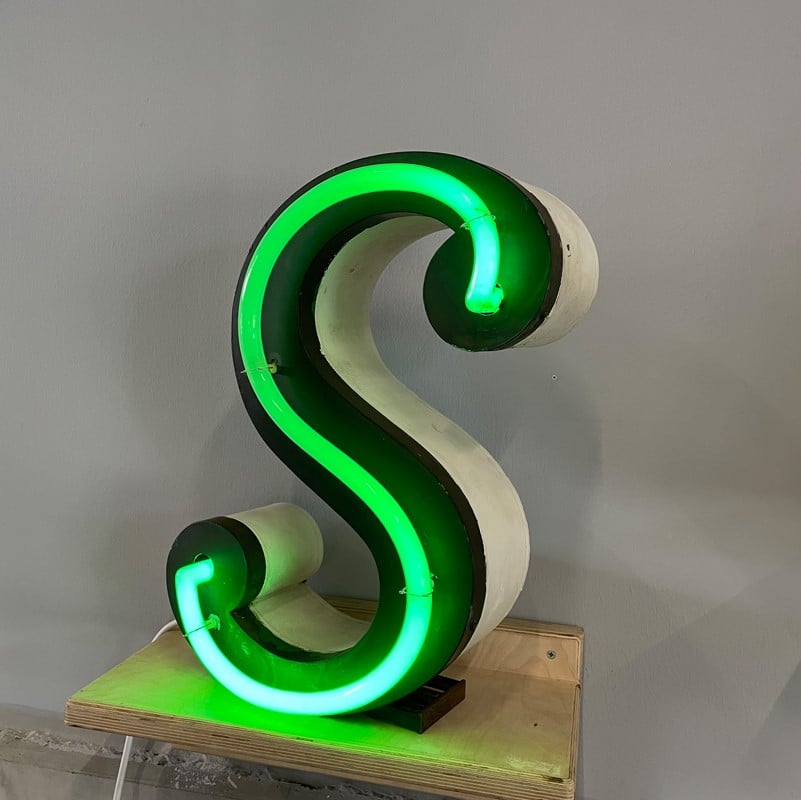 Neonbuchstabe S