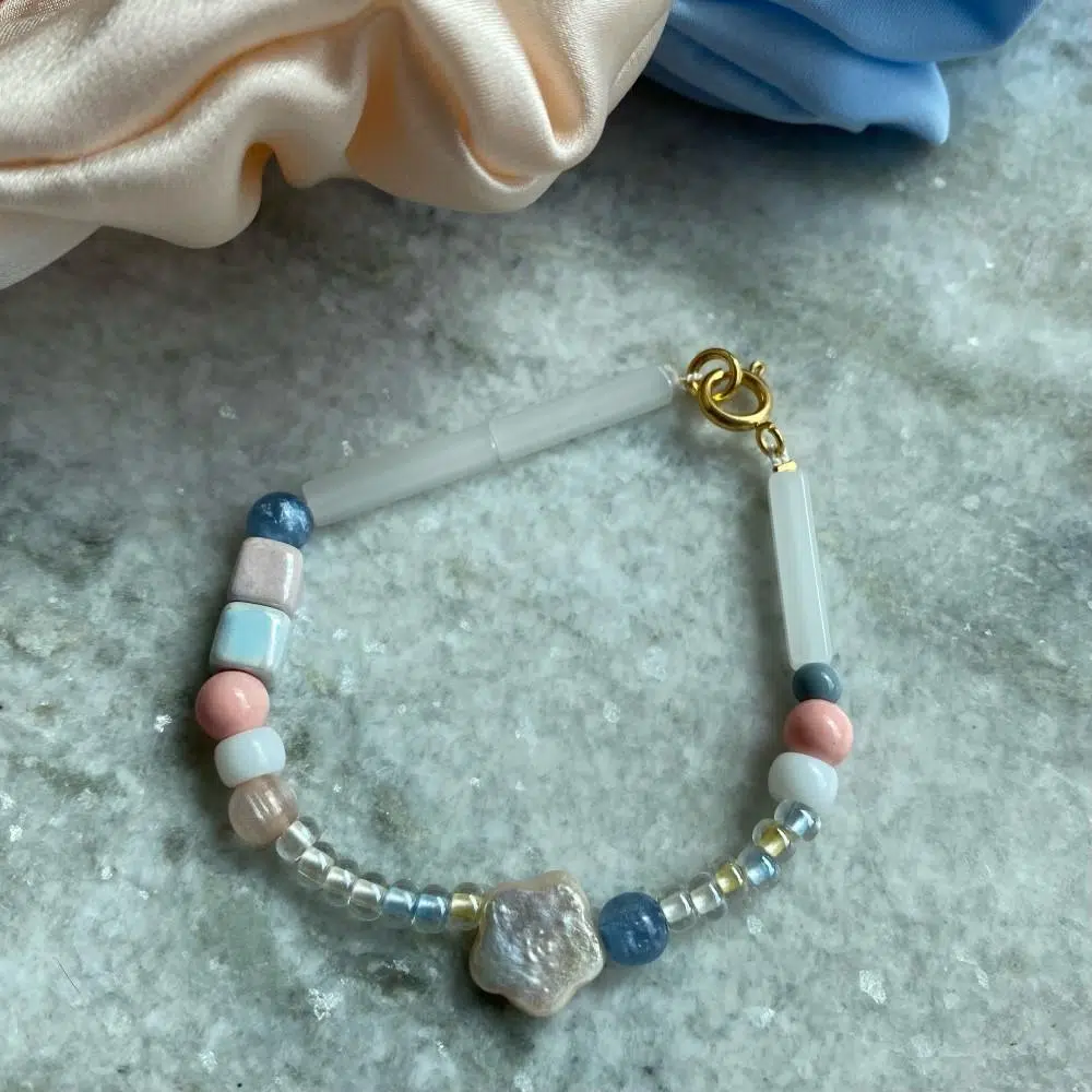LuisaKoenemann_Perlenarmband_PastelFlower