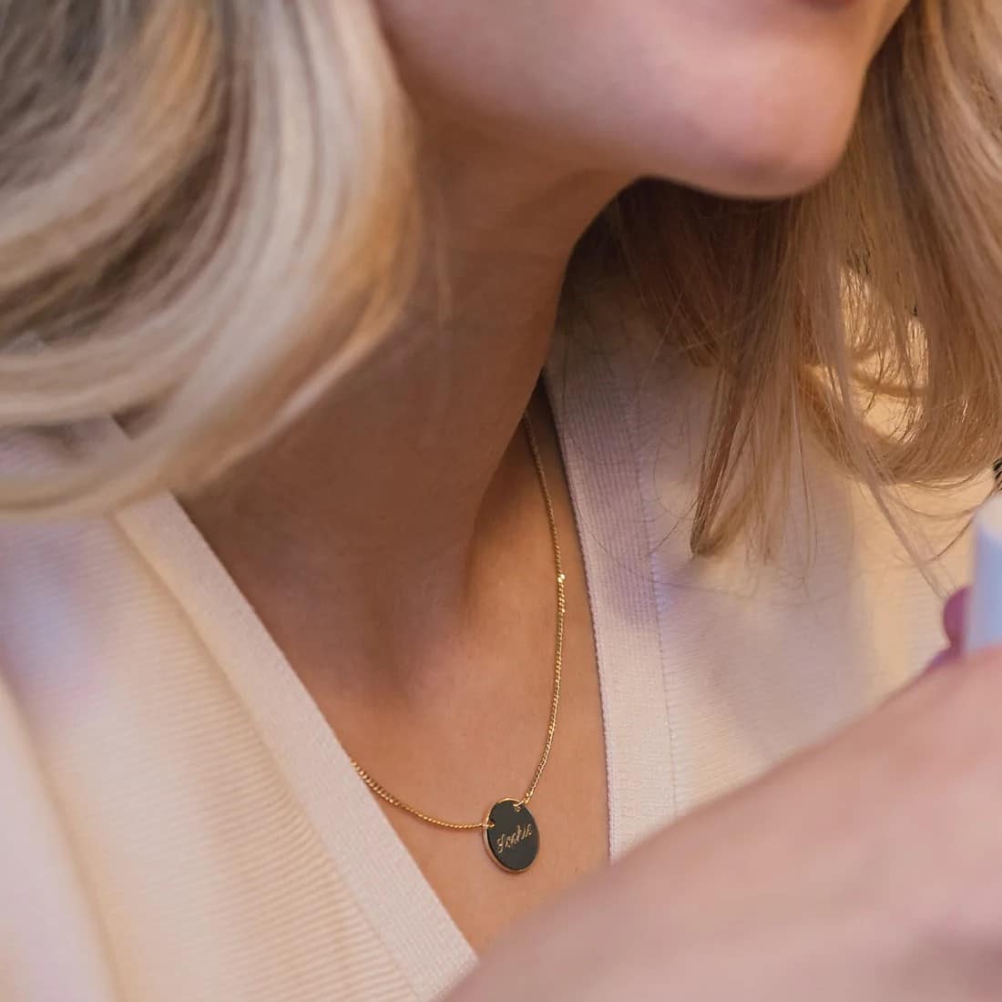Kette "Embrace" mit eingefasstem Plättchen, Name