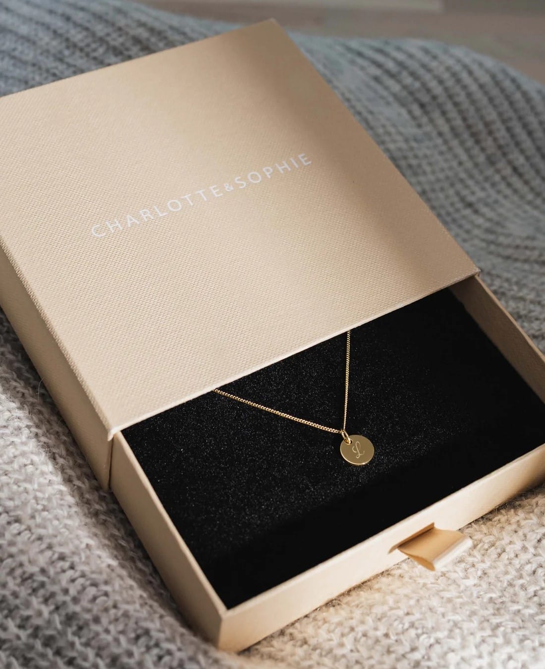 Kette "Kind" mit kleinem Plättchen, 8K Gold