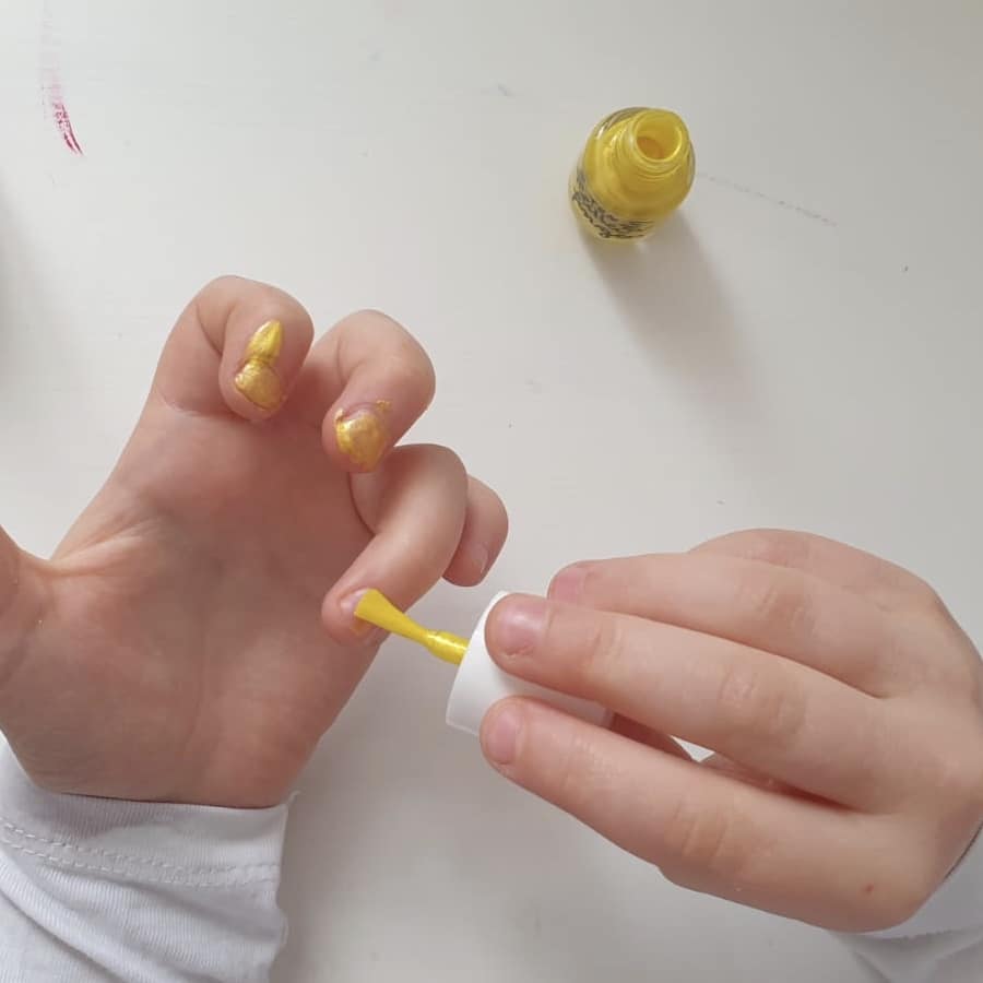 Kindernagellack, Glitzergelb