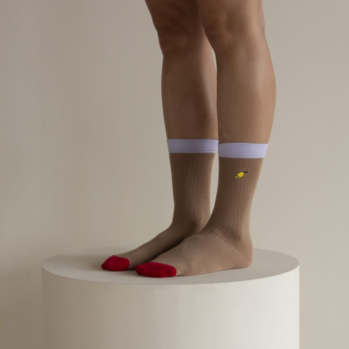 Sticky-Lemon_Socken_Wednesday_Amber2