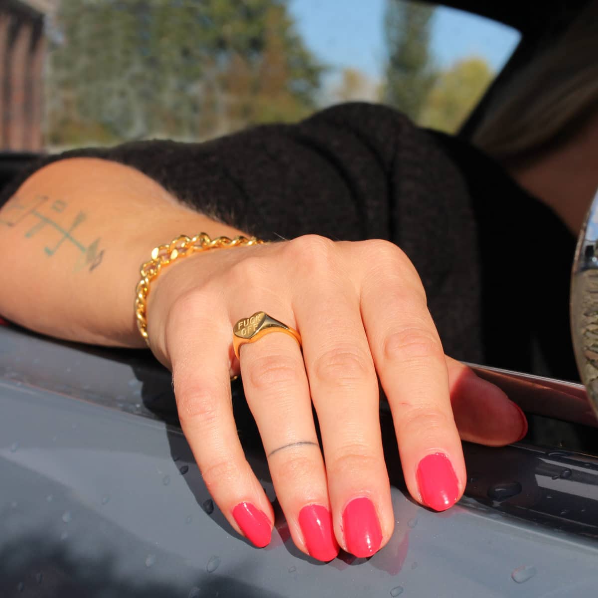 Goldener Ring "F*** off" in Herzform
