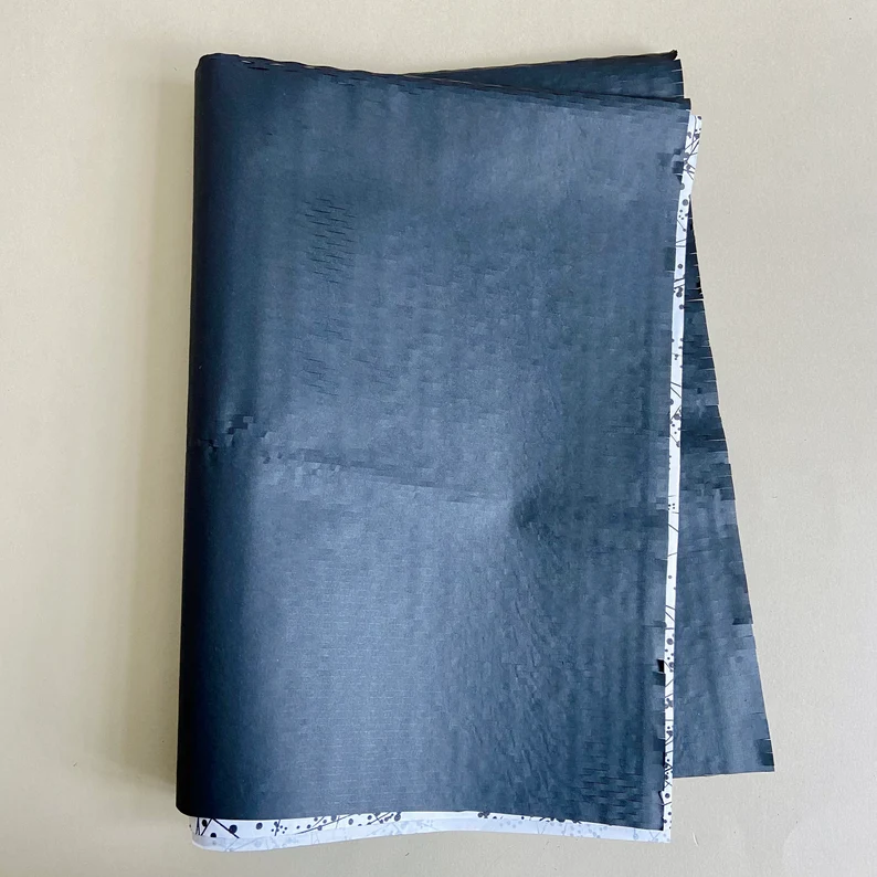 Wabenpapier schwarz, 70 x 50 cm inkl. Seidenpapier weiß mit schwarzem Muster