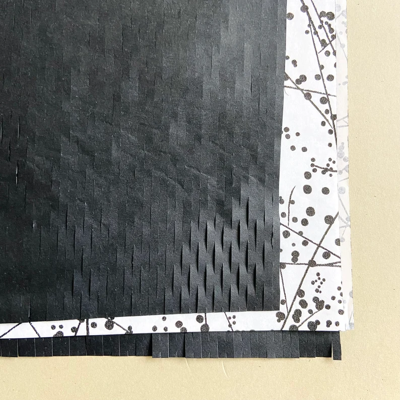 Wabenpapier schwarz, 70 x 50 cm inkl. Seidenpapier weiß mit schwarzem Muster