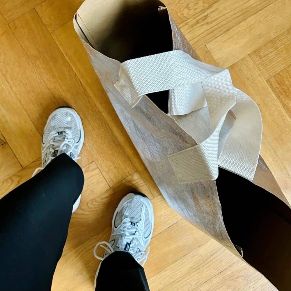 Shopper aus waschbarem Papier im Metallic Silber Look