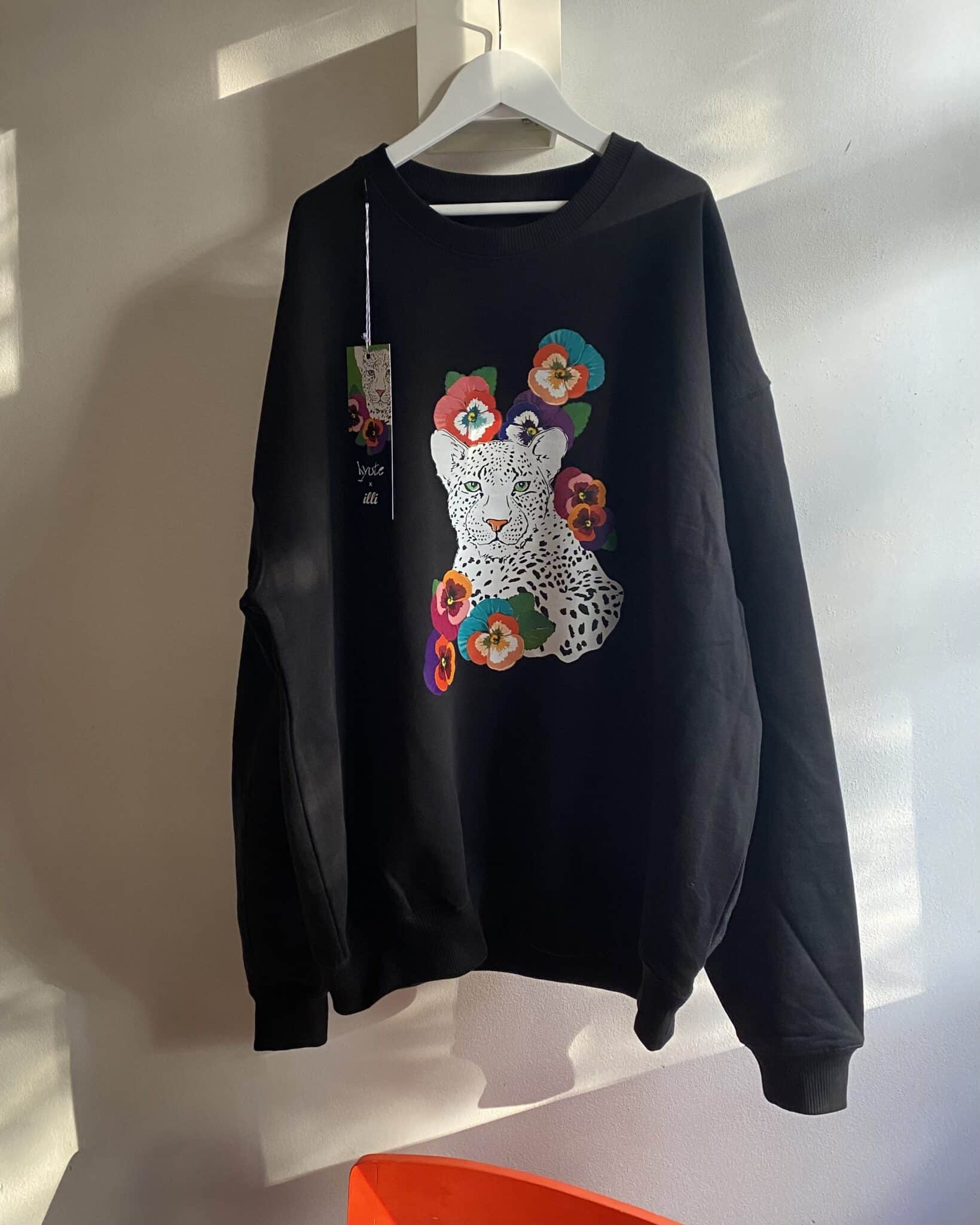 KyuteXilli-Sweater-Leo-Black-hängend