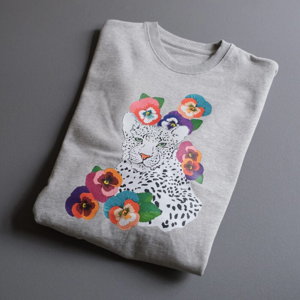 KyuteXilli-Sweater-Leo-MGH-Tisch