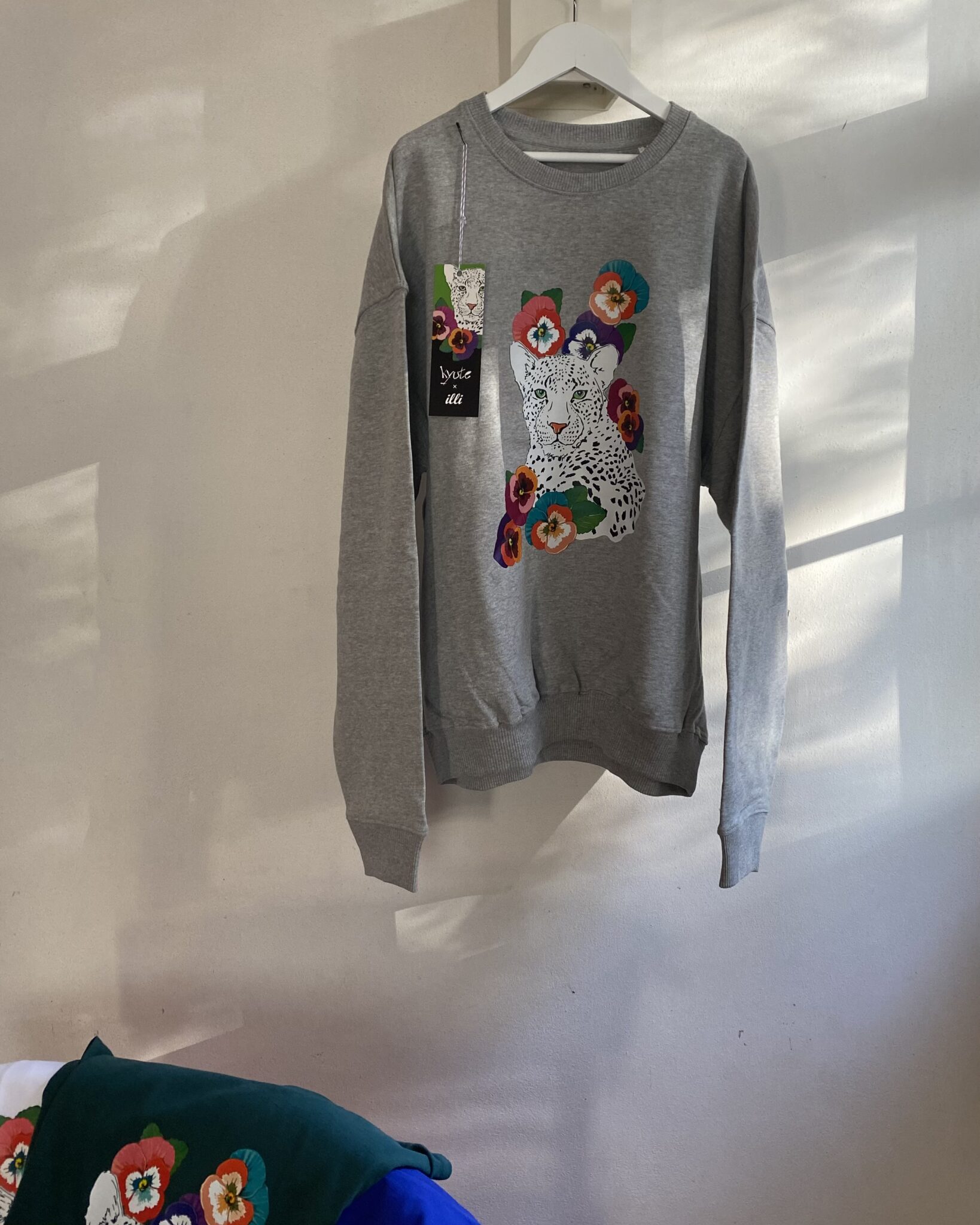 KyuteXilli-Sweater-Leo_MGH-hängend