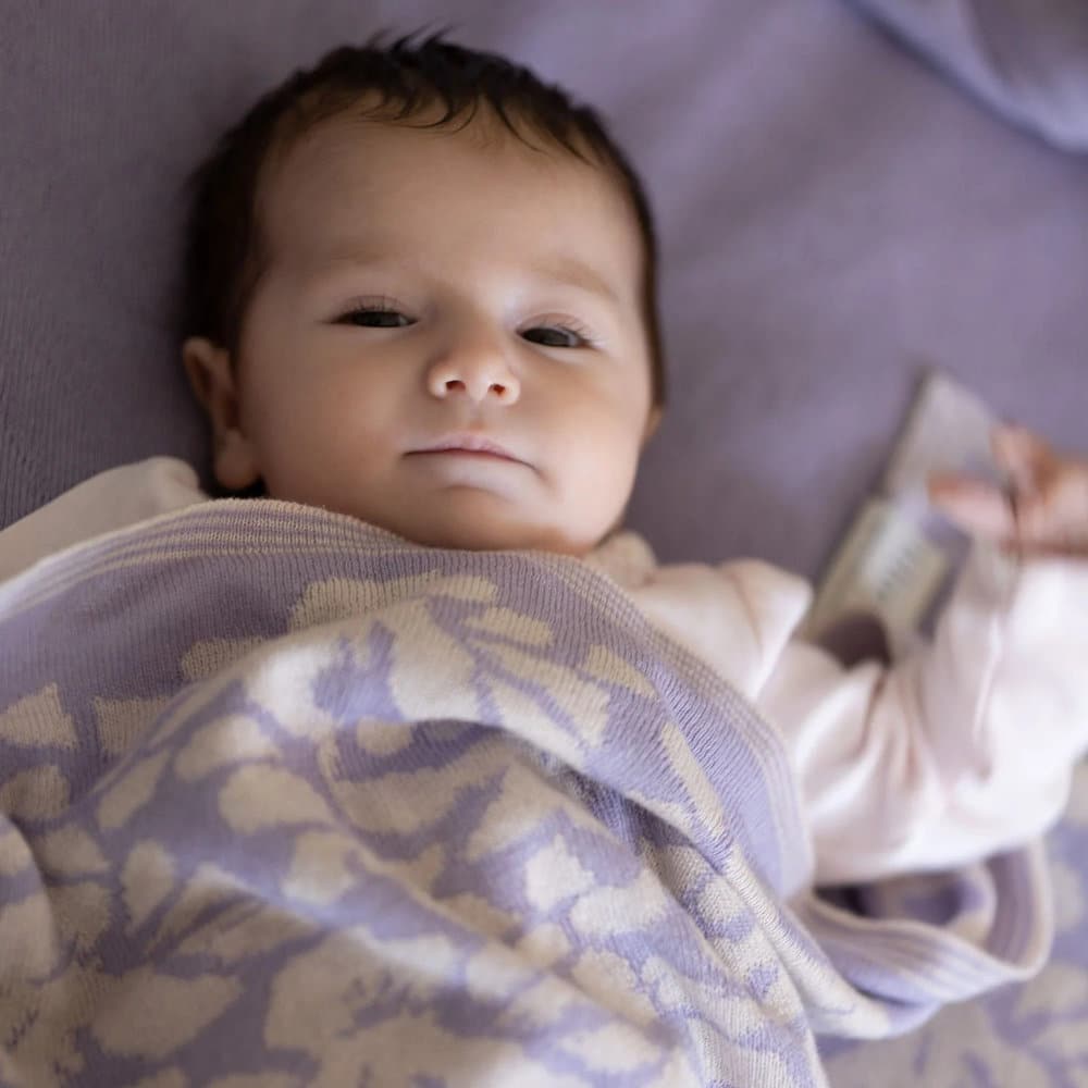 Personalisierte Babydecke *Iris*, Flieder / Cremeweiss