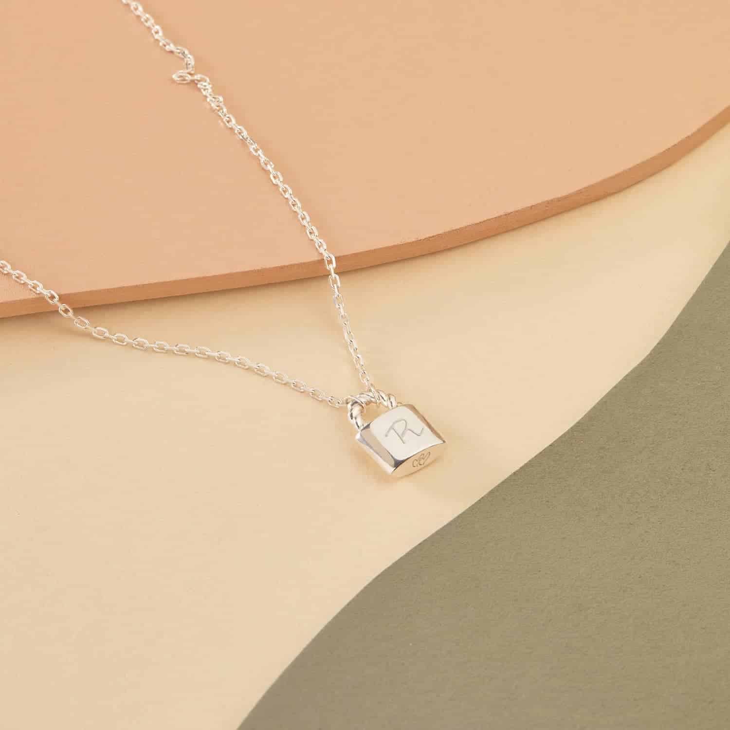 Personalisierte Halskette mit Schlossanhänger in 925 Sterlingsilber