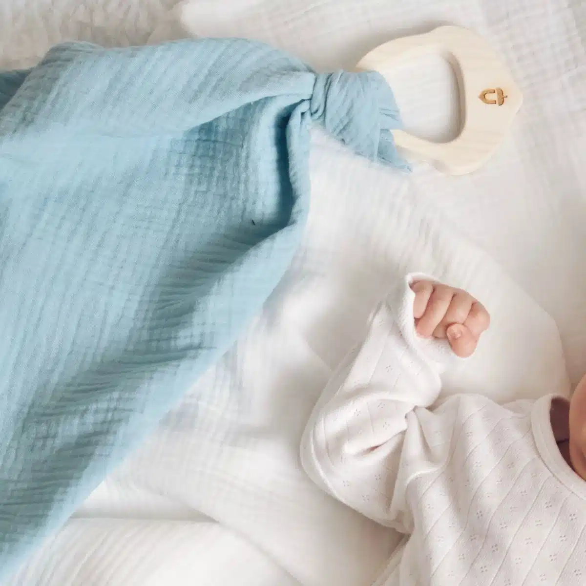 Holz Beißring mit Musselintuch, Blau