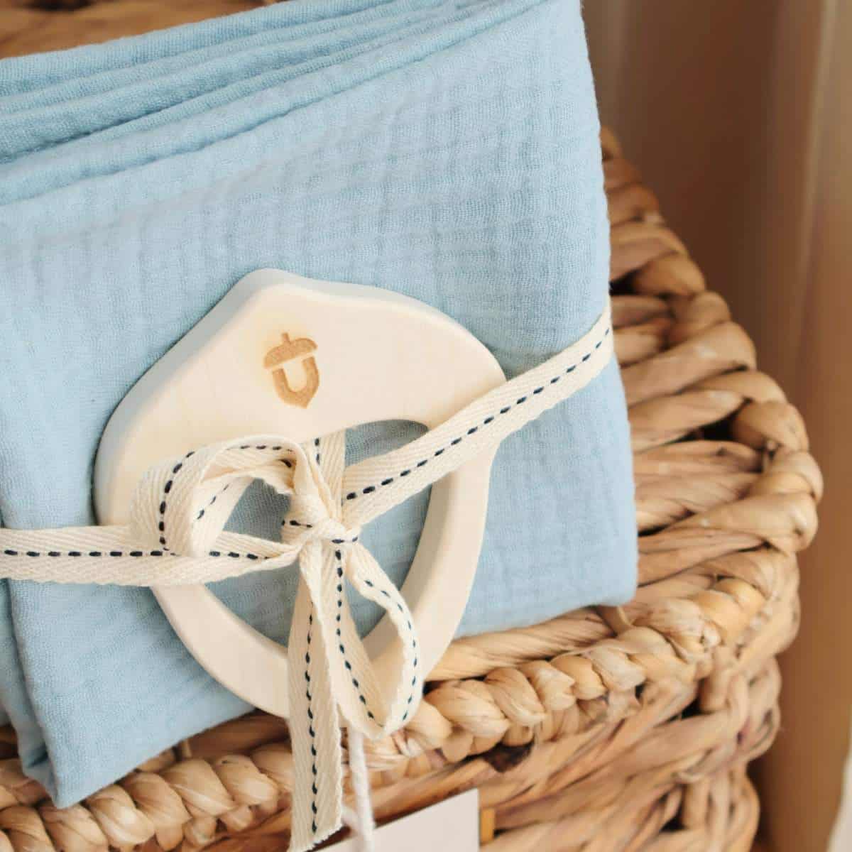 Holz Beißring mit Musselintuch, Blau