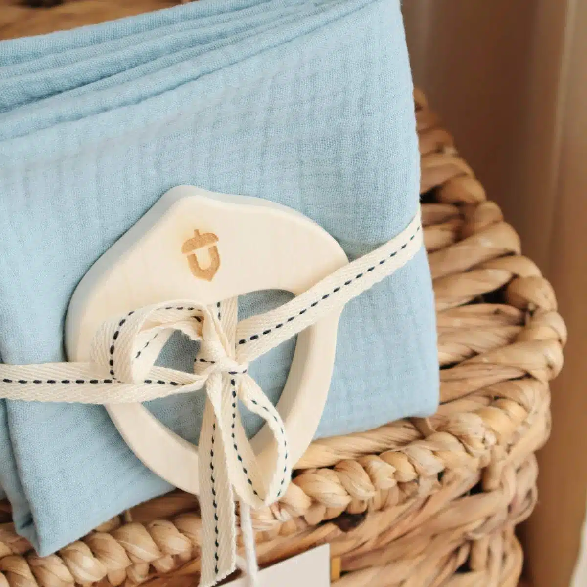 Holz Beißring mit Musselintuch, Blau