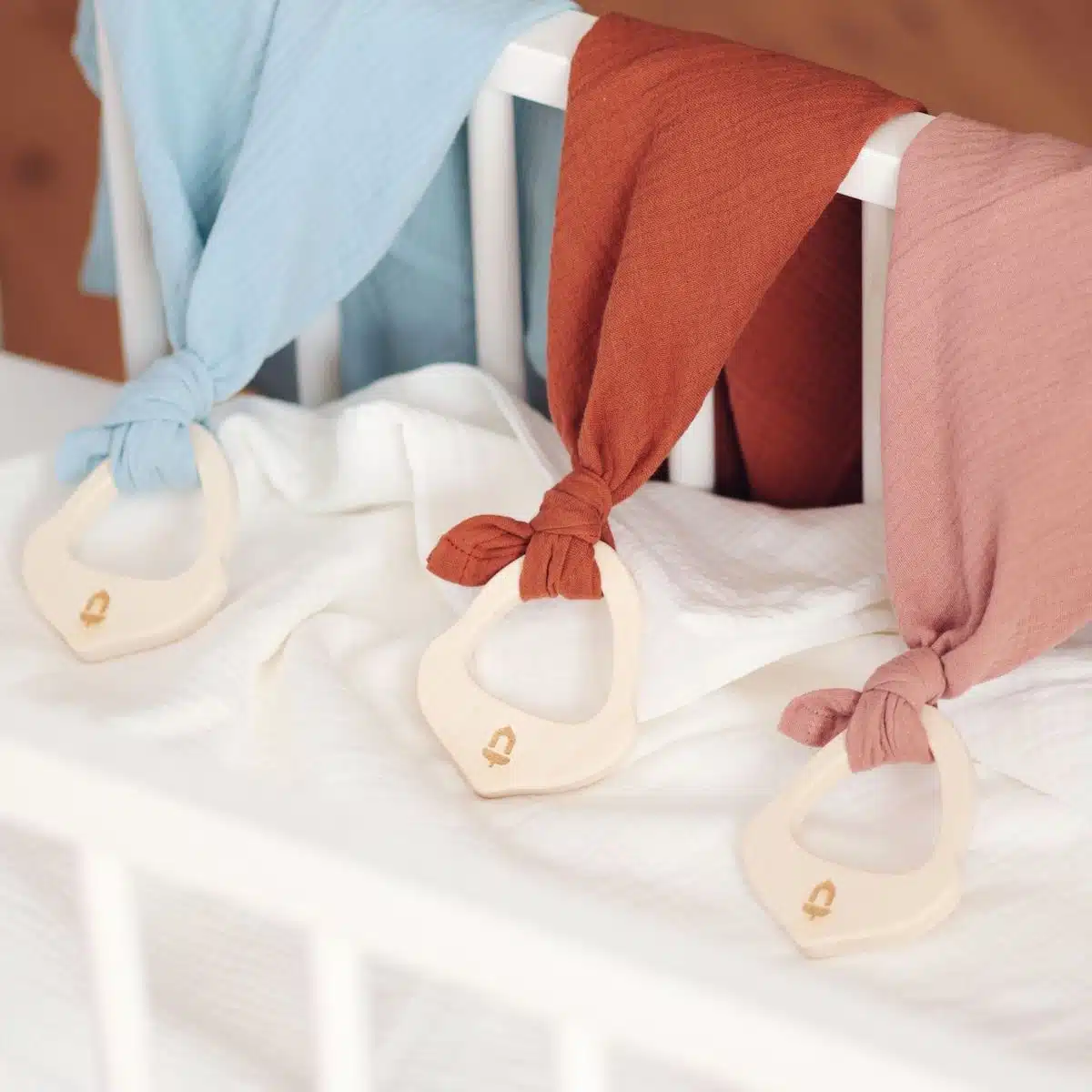 Holz Beißring mit Musselintuch, Blau