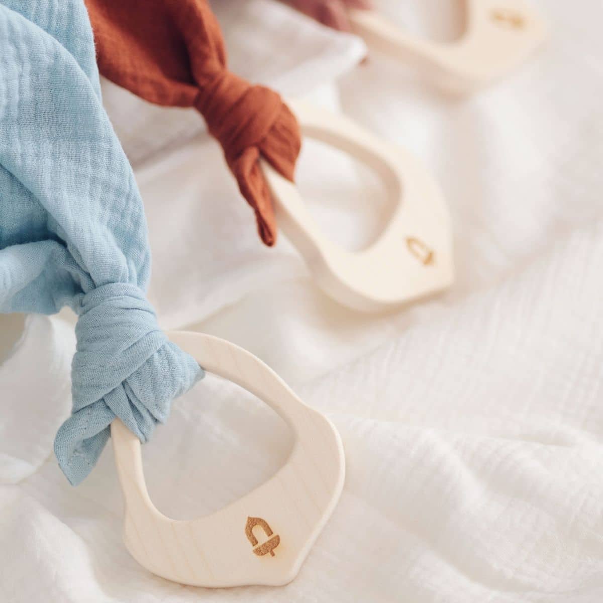 Holz Beißring mit Musselintuch, Blau