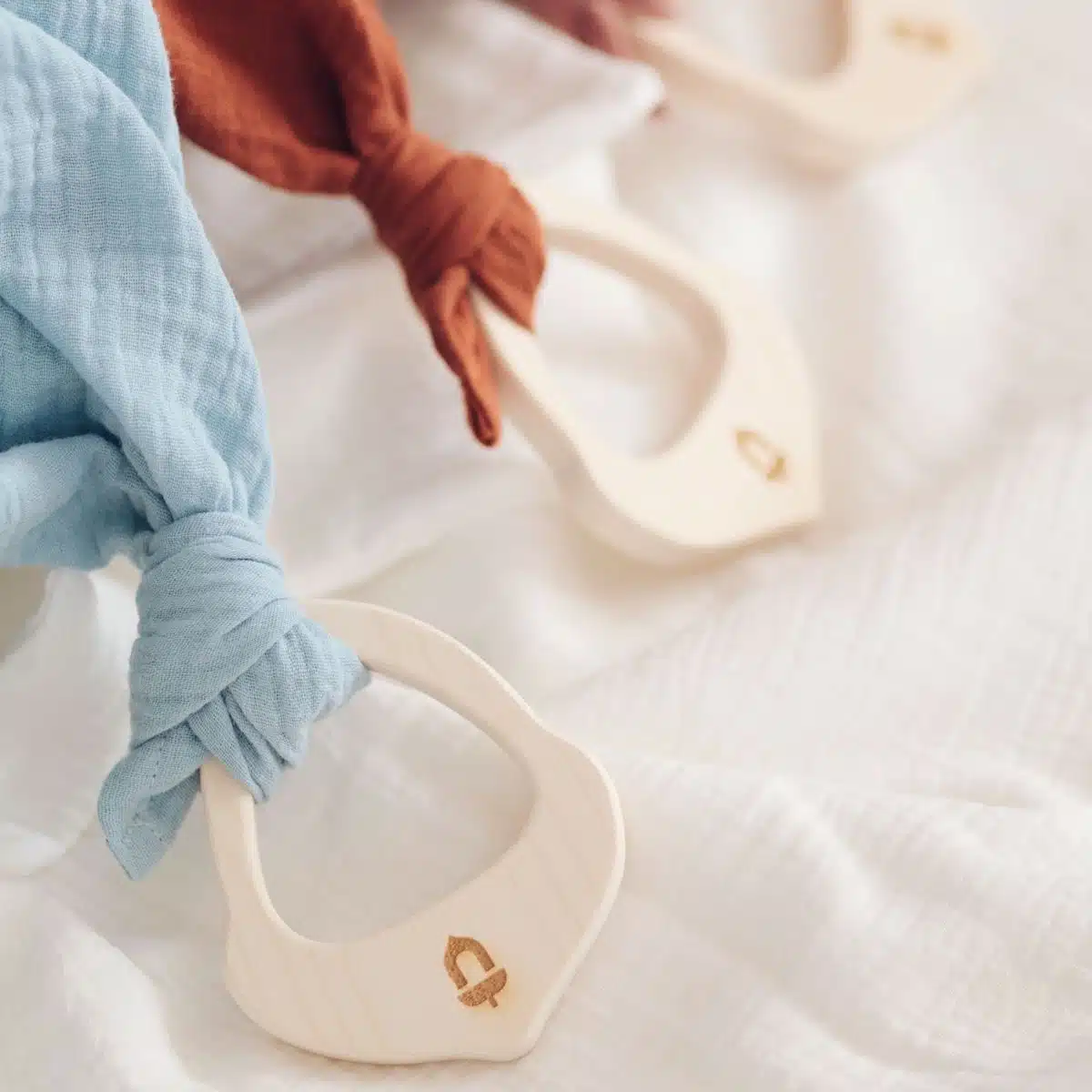 Holz Beißring mit Musselintuch, Blau