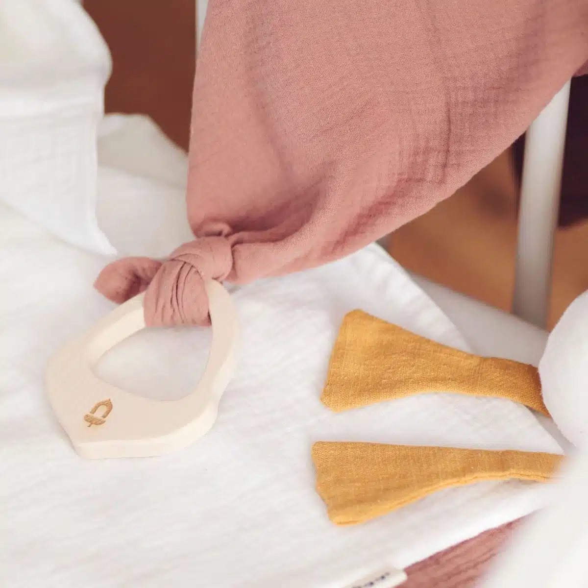 Holz Beißring mit Musselintuch, Rosa