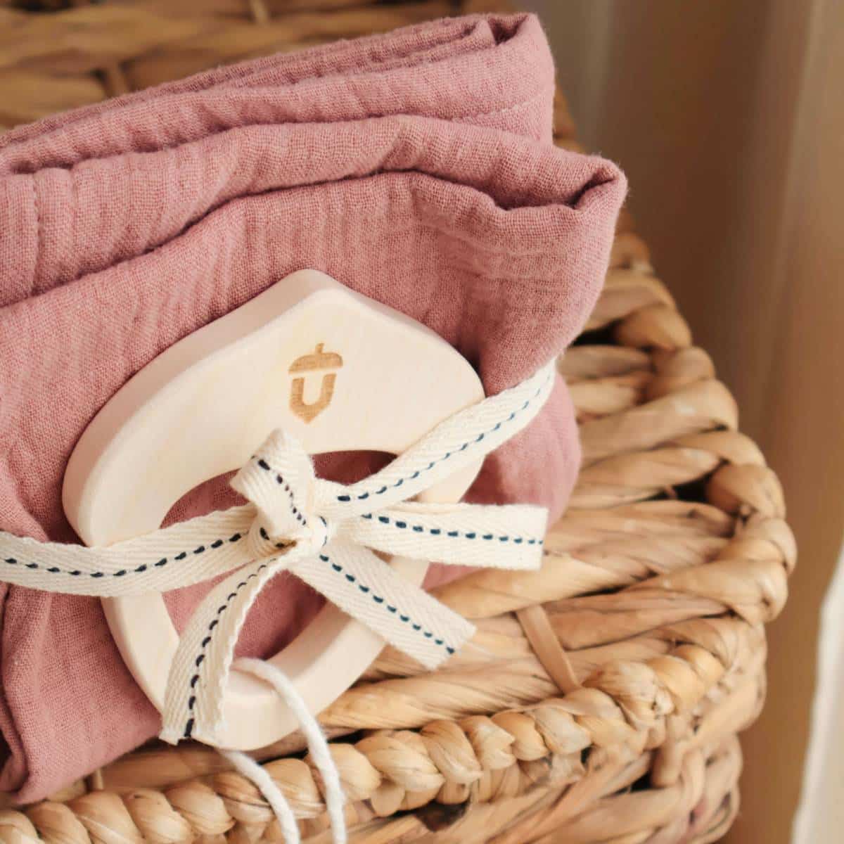 Holz Beißring mit Musselintuch, Rosa